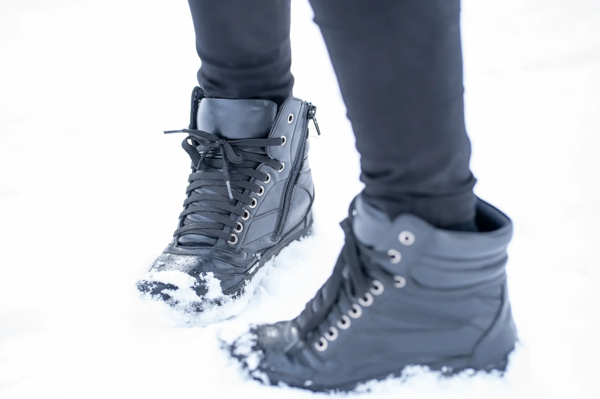 冬の札幌を散策しながらスノーブーツなど滑りにくい靴を用意しておこう