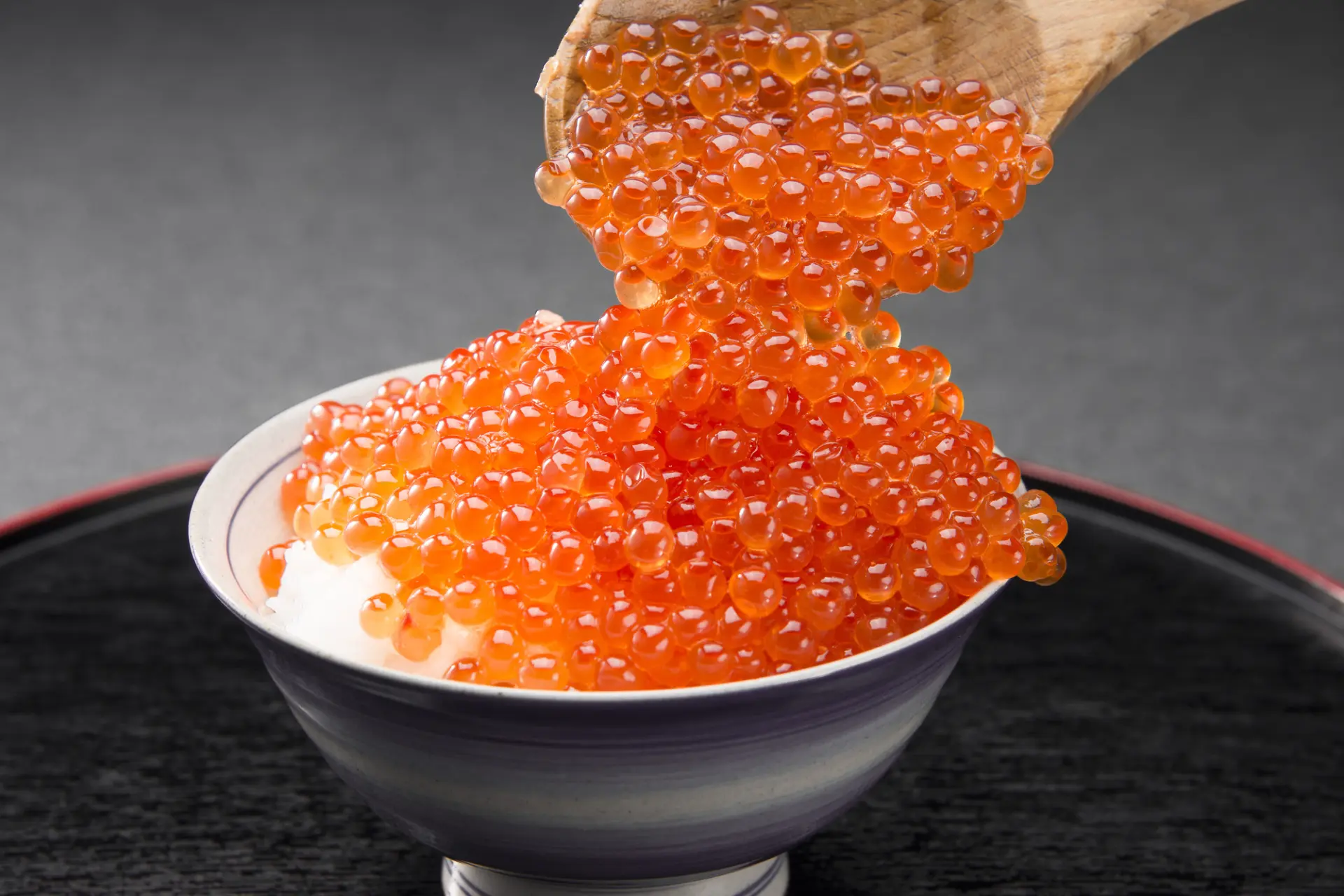 贅沢に盛られたつっこ飯が人気の海鮮居酒屋（※写真はイメージです。）