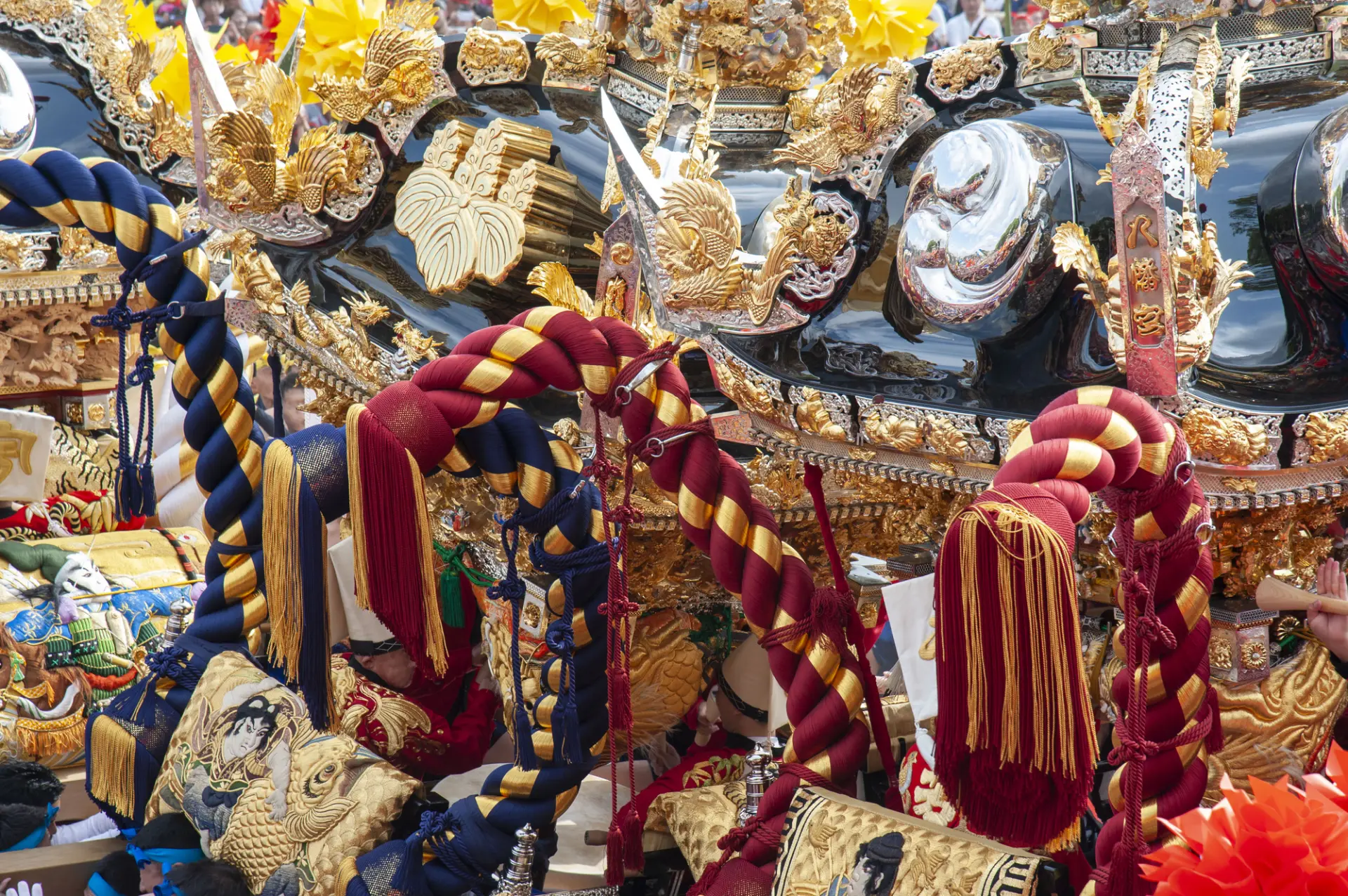 豪華な神輿が境内でぶつかり合う、勇壮な灘の秋祭り