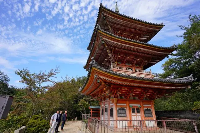 The painter, Ikuo Hirayama, depicted this national treasure, the three-storied pagoda at Kojo Temple