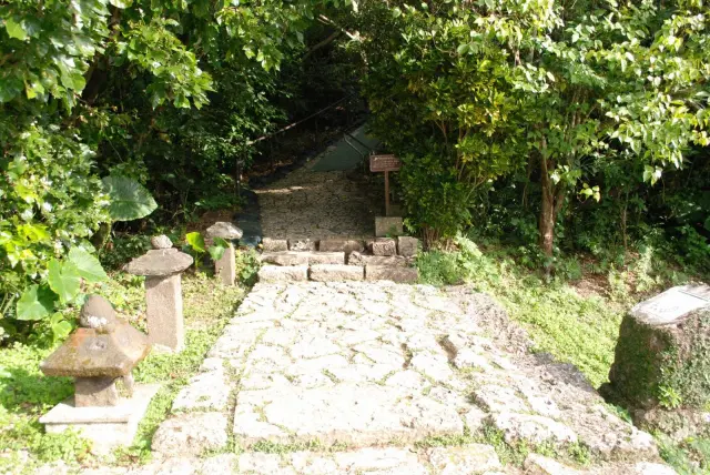 琉球王國最神聖的地方，可以在此遙拜素有神之島之稱的「久高島」