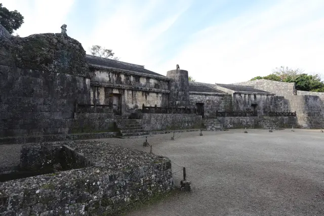 勇壮な石造りが圧巻の、琉球王が眠る世界遺産