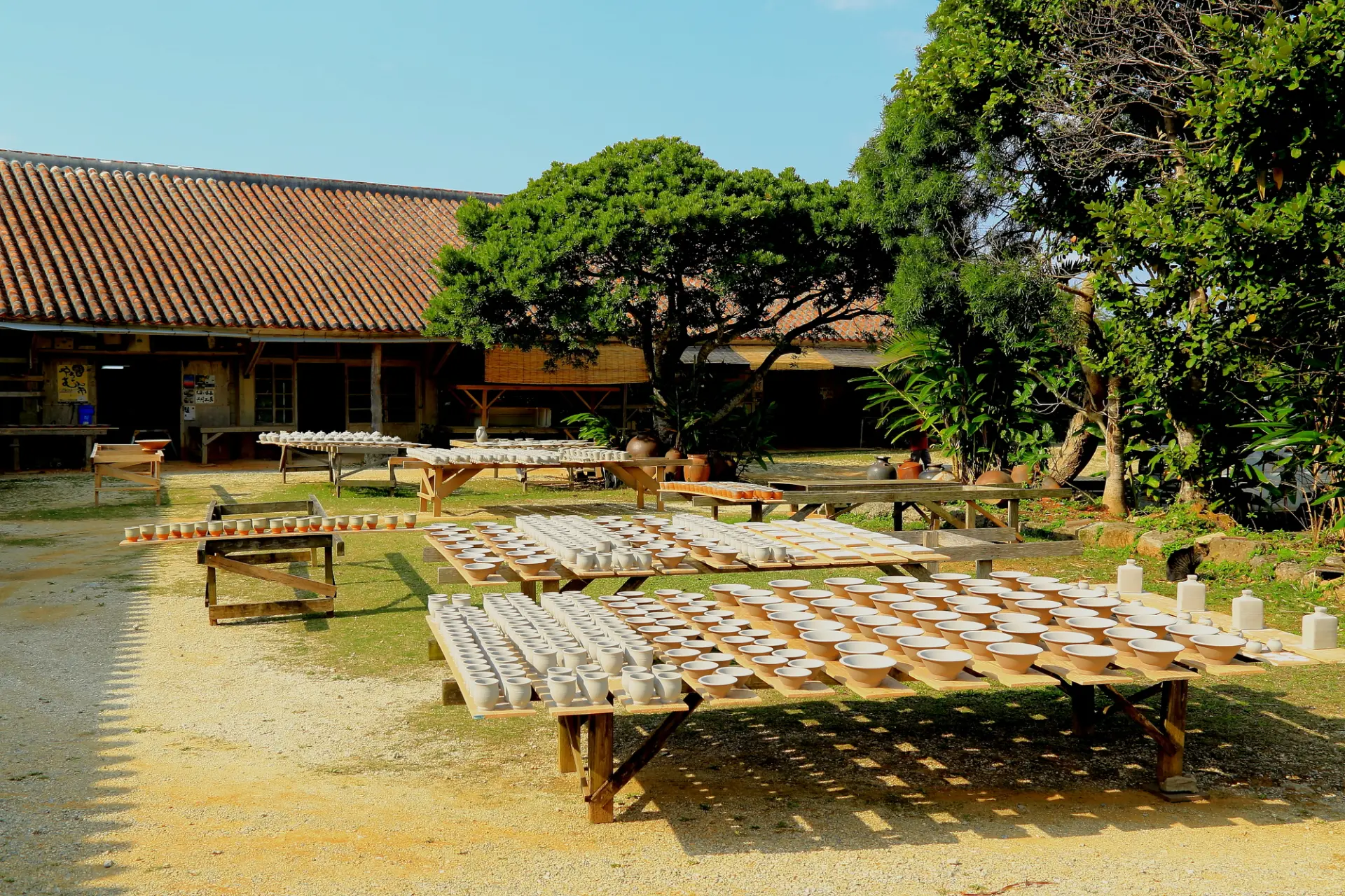 沖縄独自の文化を感じられる焼き物の工房が点在する地域