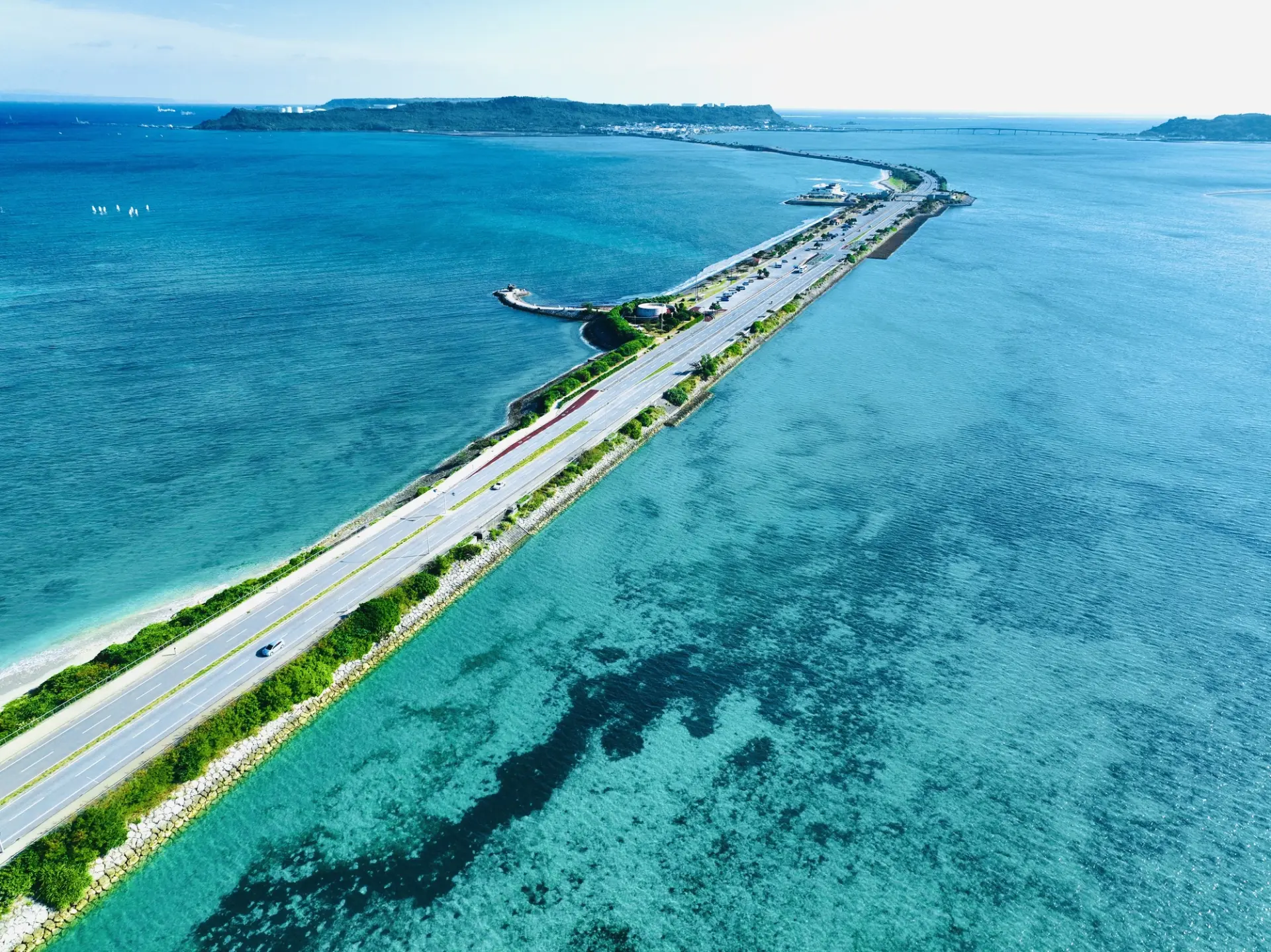 沖縄らしい開放感を感じつつ、美しい海を眺められる海中道路
