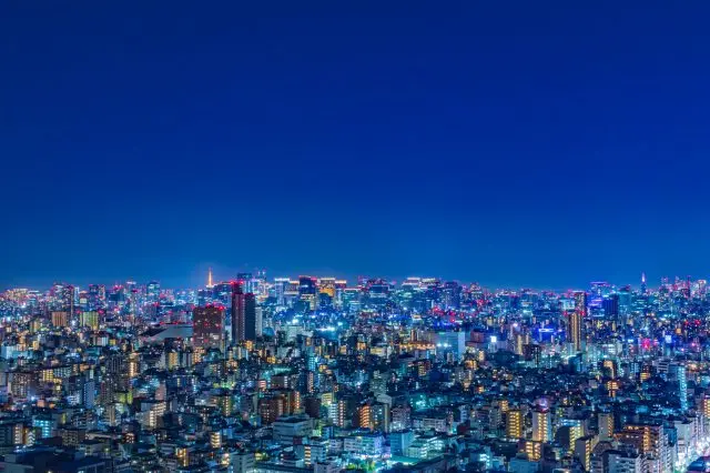 坐在窗边的沙发上，在柔和的灯光下慢慢欣赏东京的夜景示意图