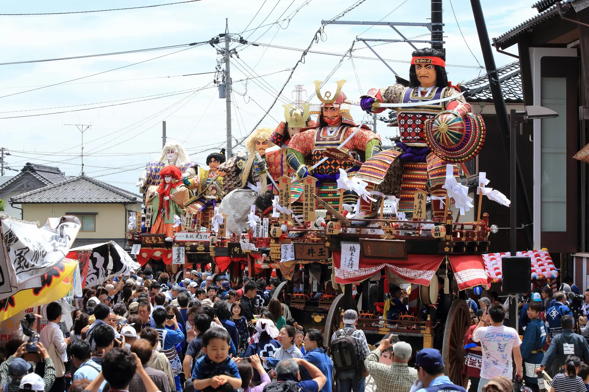 巨大な山車行列が町中を練り歩く迫力満点の祭り