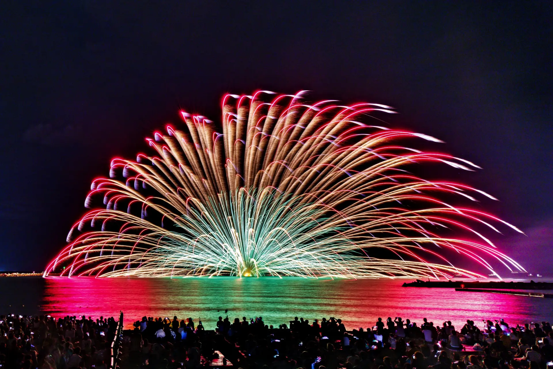 豪華絢爛な15,000発の花火が夜空を彩る福井の夏の風物詩