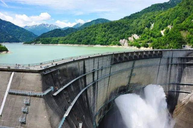 高186公尺，是日本最高、最大的水壩，也是世界排名前幾名的巨大水壩之一