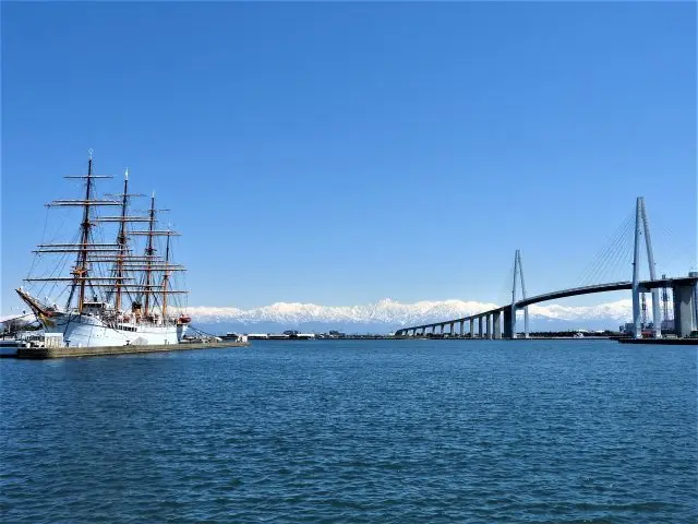 以被稱為「海上貴婦人」的帆船為中心的海濱區