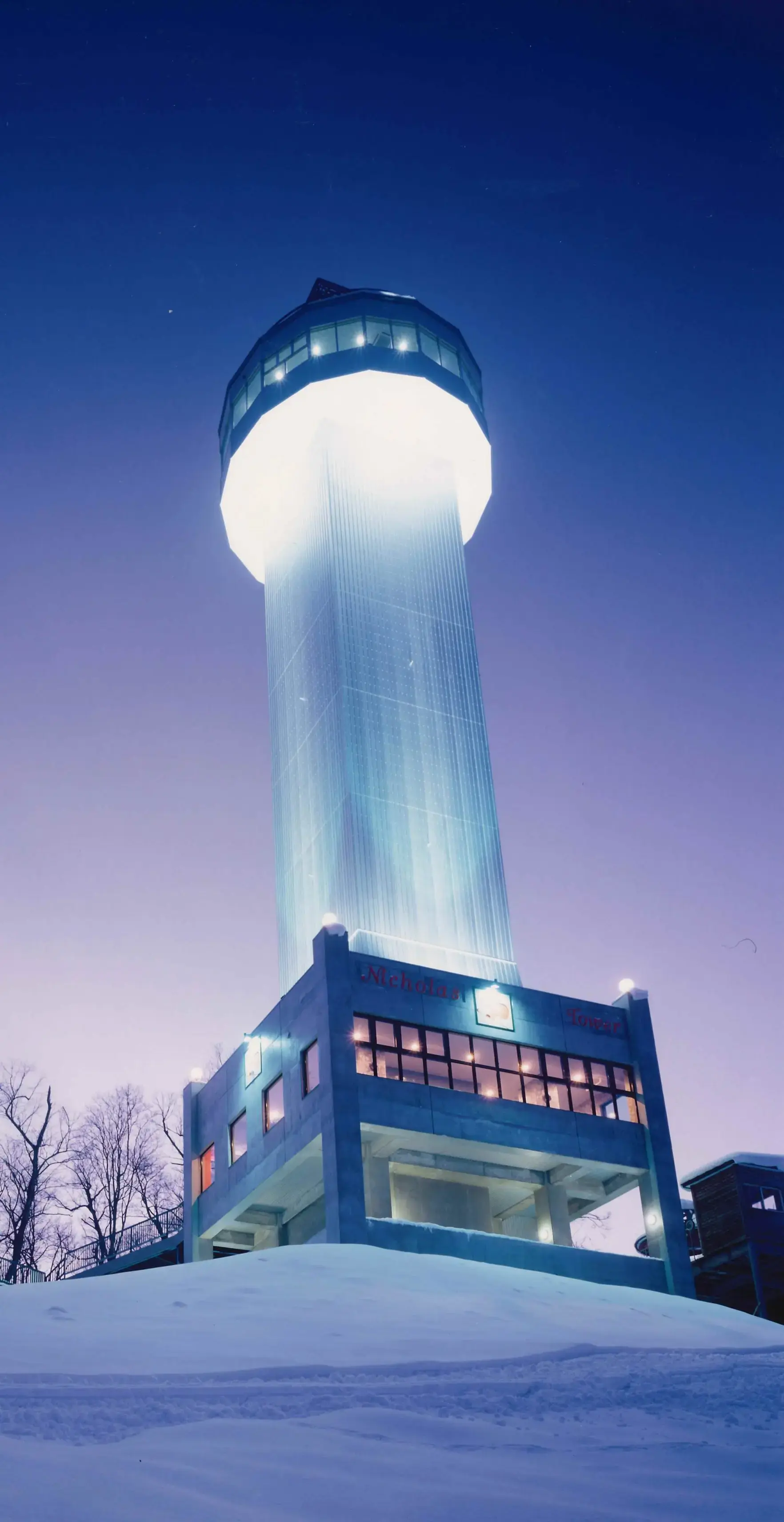 滑雪場的象徵性高塔，被認定為日本夜景遺產