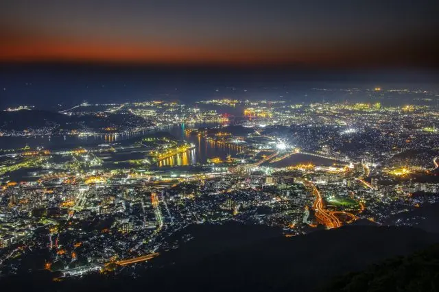 搭乘缆车和单轨车前往北九州市最佳的夜景展望景点