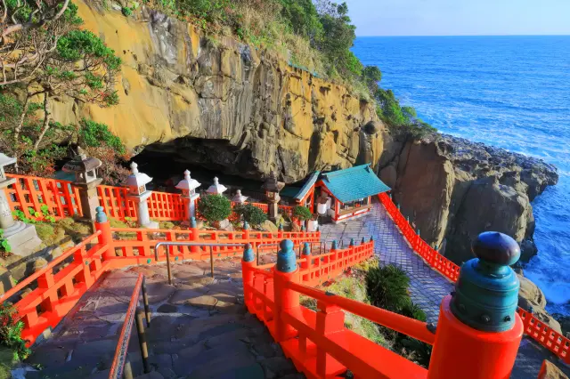 隐身于洞窟中的神社。充满神秘色彩的绝景！