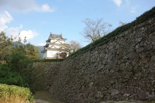 宇和島伊達家が造った現存12天守のひとつが残り、1601年に築城の名手・藤堂高虎によって築かれた宇和島を象徴