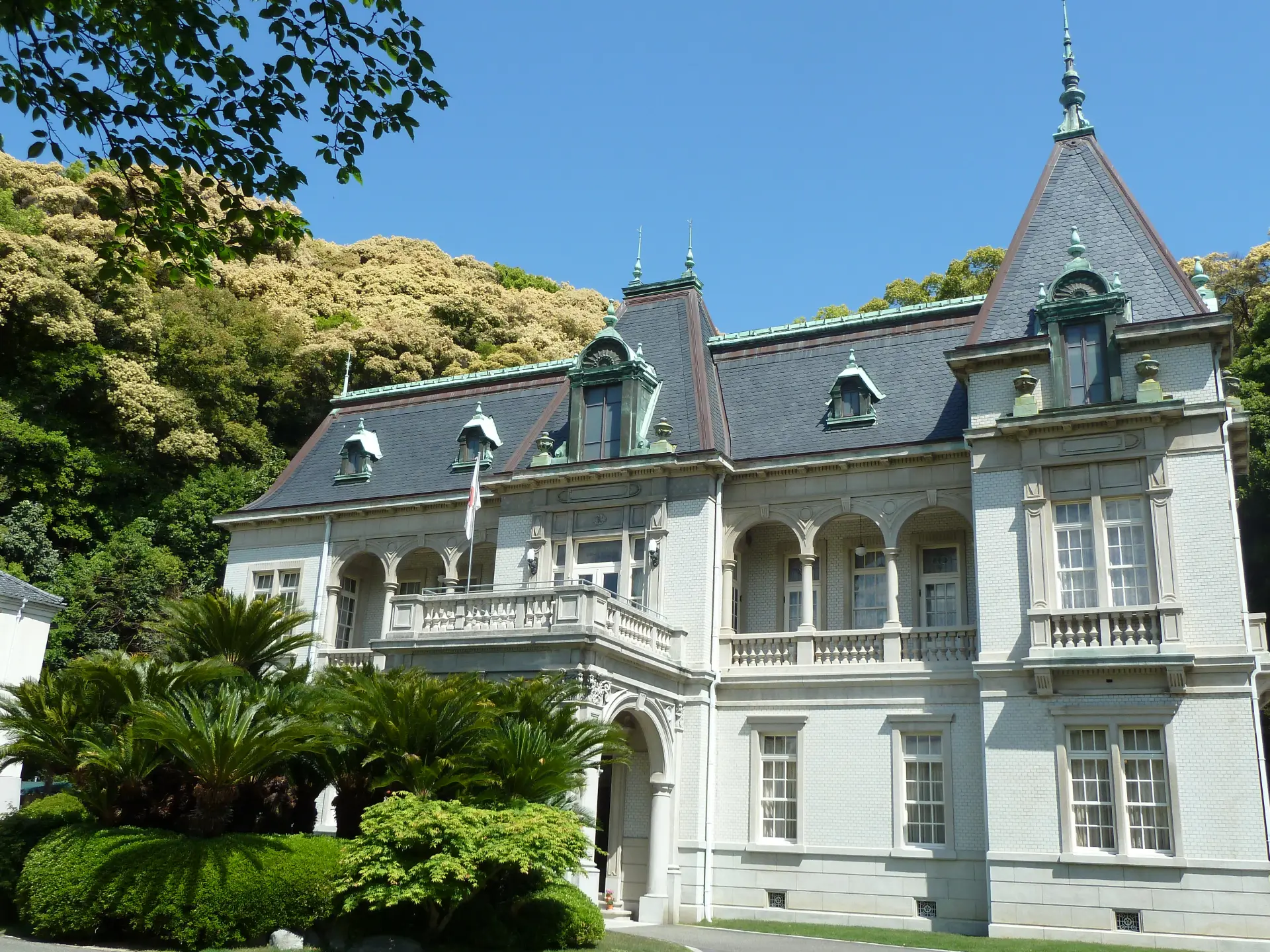 フランス式のネオルネッサンスの様式で建てられた館。