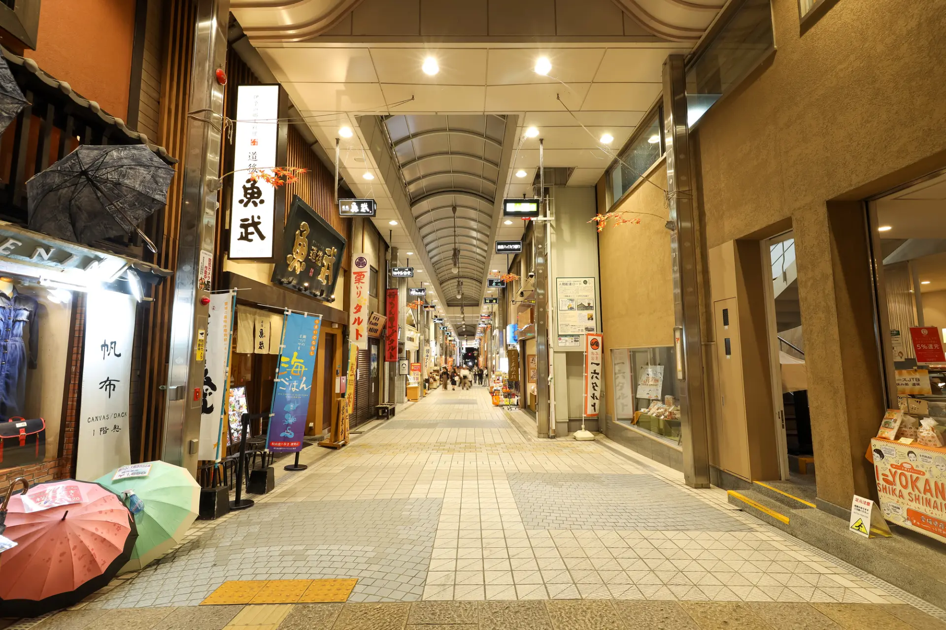 土産店や飲食店など、観光途中に寄りたくなる店が沢山並ぶ