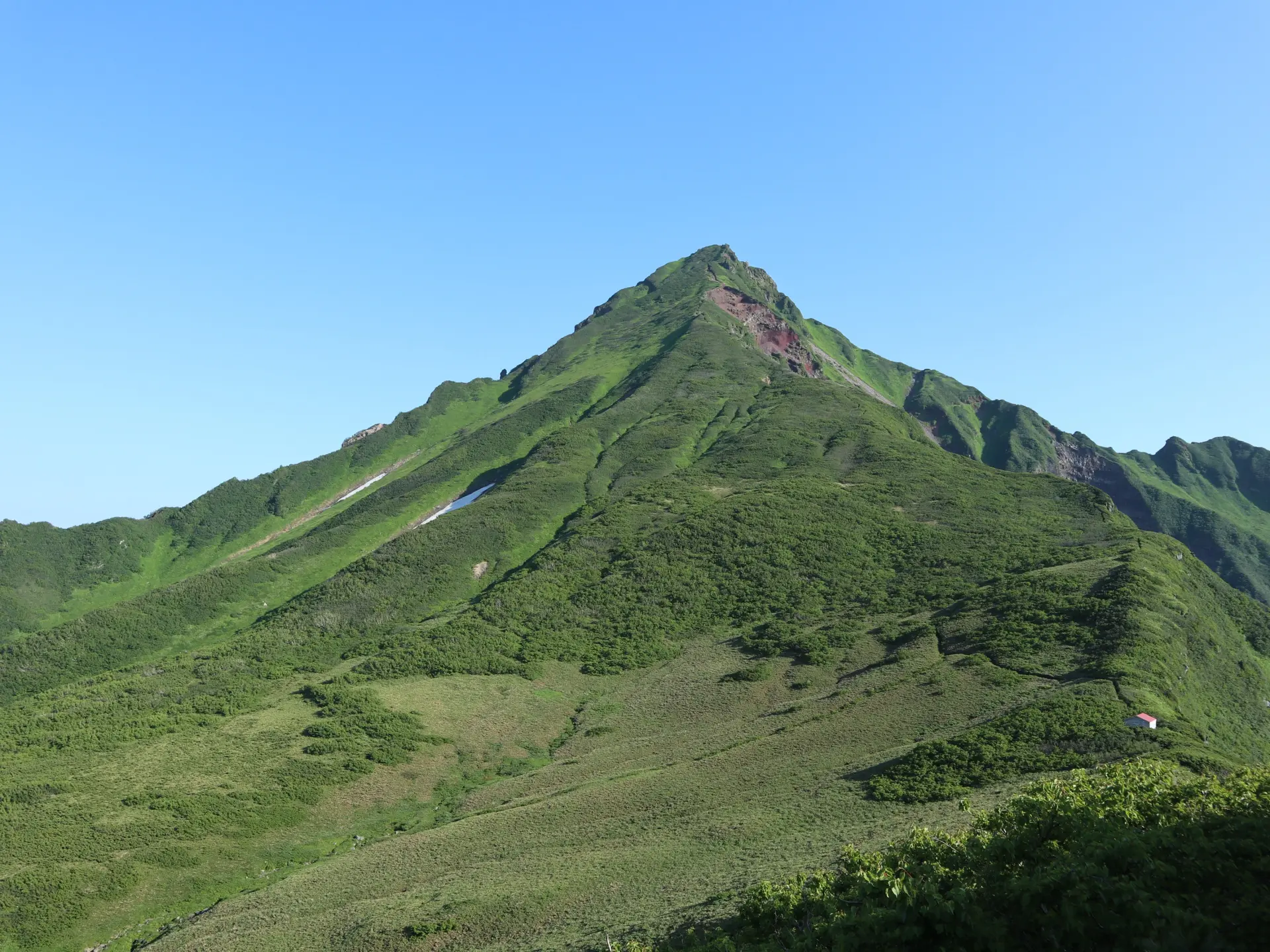 「利尻山」を中心に豊かな自然が広がる島で、アクティビティや海の幸を堪能