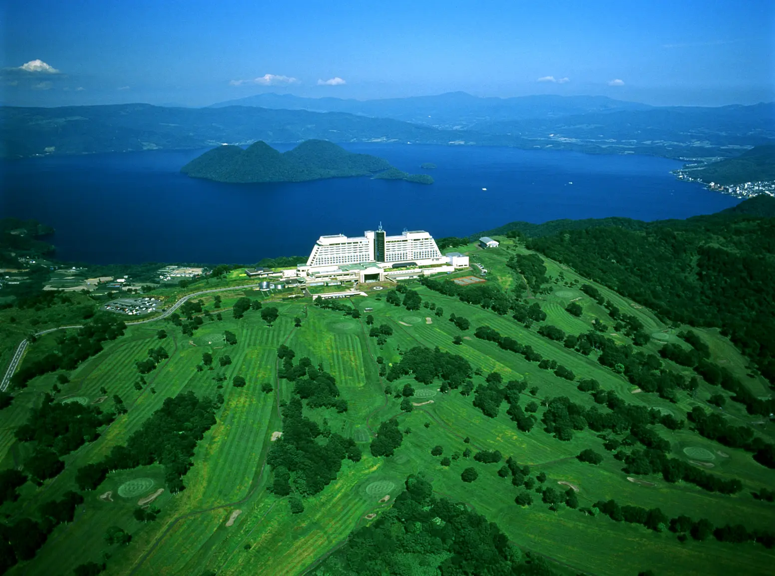 洞爺湖の自然を一望するラグジュアリーリゾートホテル