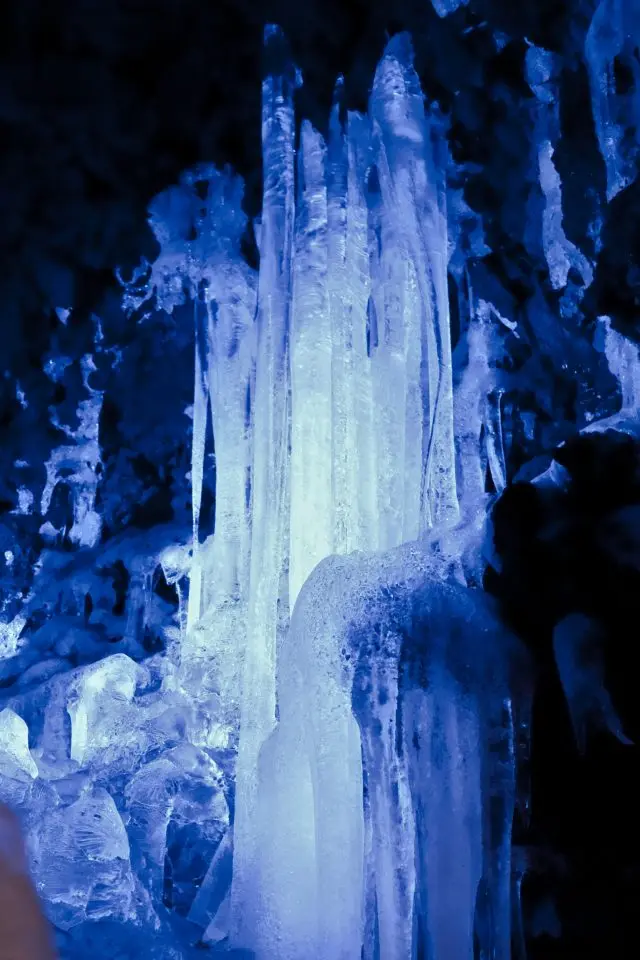 Cool even in summer! A cave where you can see icicles.