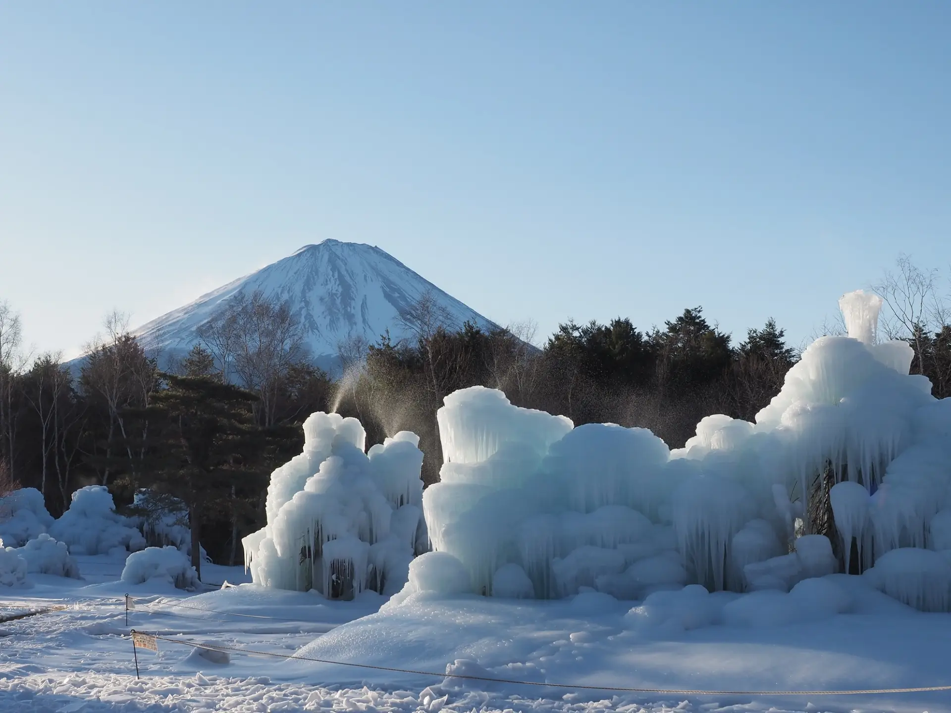 冬の富士山を背に氷像が立ち並ぶ自然の芸術祭