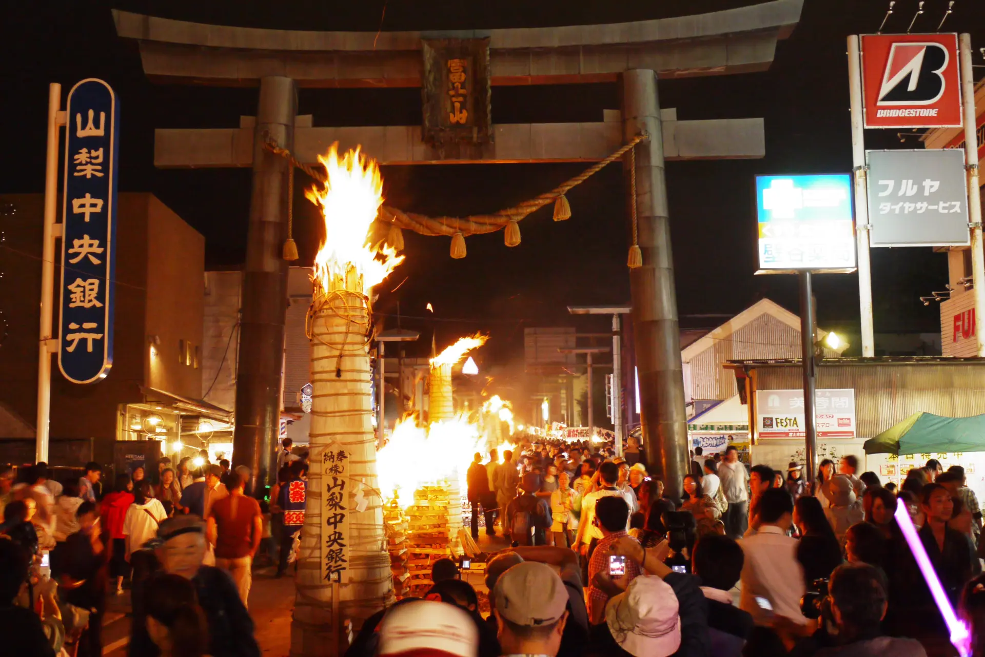 日本三奇祭のひとつ。富士山の噴火を鎮めるため、町中が松明の炎とともに盛り上がる