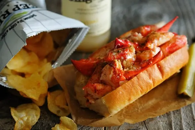 "Lobster Roll" (1958 yen) is a rich and luxurious sandwich.