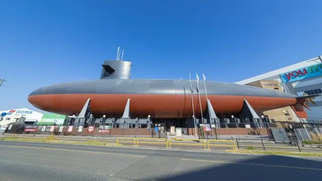 The submarine "Akishio" is on display at the "Iron Whale Museum".  At 76.2 m in length and 9.9 m in width, it is a gigantic sight to behold.