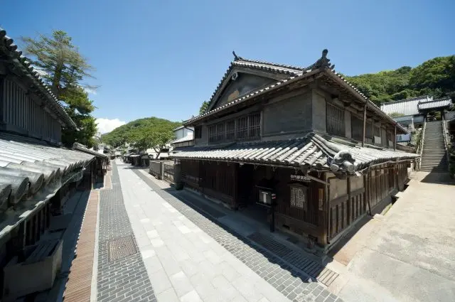 A national Important Preservation District for Groups of Traditional Buildings. The symbolic landscape of Takehara, called "Little Kyoto in Aki," spreads out.