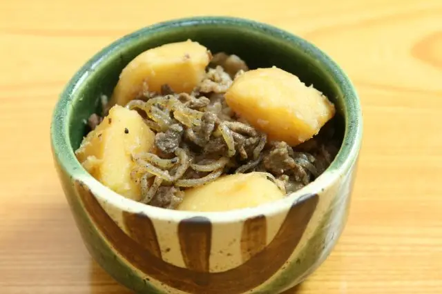 The "Navy's Meat and Potatoes" at “Iseya”. It has been a specialty since the first generation of the battleship Asama’s chief cook.