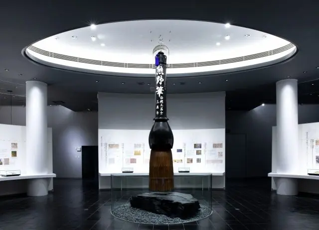 The world's largest brush in the world makes its presence felt in the exhibition room of the "Fudenosato kobo"