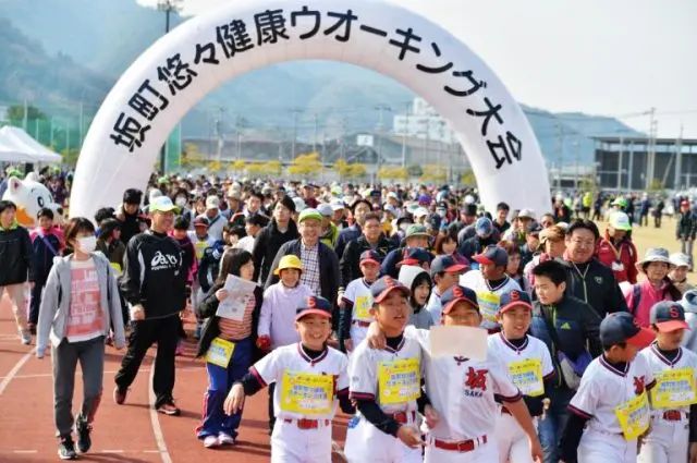 Popular event "Saka-Cho Healthy and Leisurely Walking" with more than 1,000 people walking in the walking town.