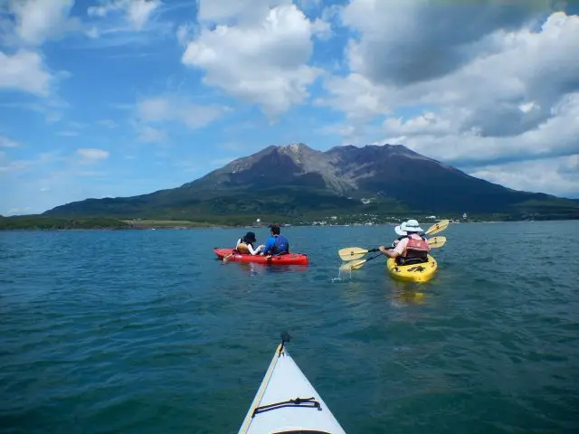 Sea kayak tours led by a famous guide to enjoying the rich nature of Sakurajima・Kinko Bay with awareness and discovery.