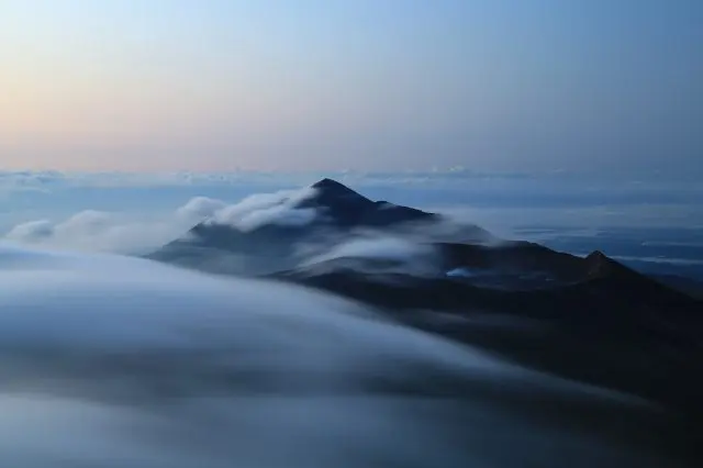 Mysterious sight of "an island in the misty sea" as seen by the gods in heaven.