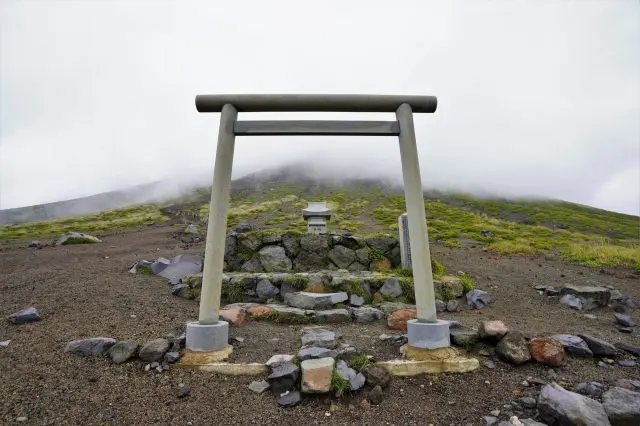 The original shrine of Kirishima Jingu, which sits on Takachiho Peak, the site of the descent of the grandchildren.
Photo Credit: Icchyou / PIXTA
