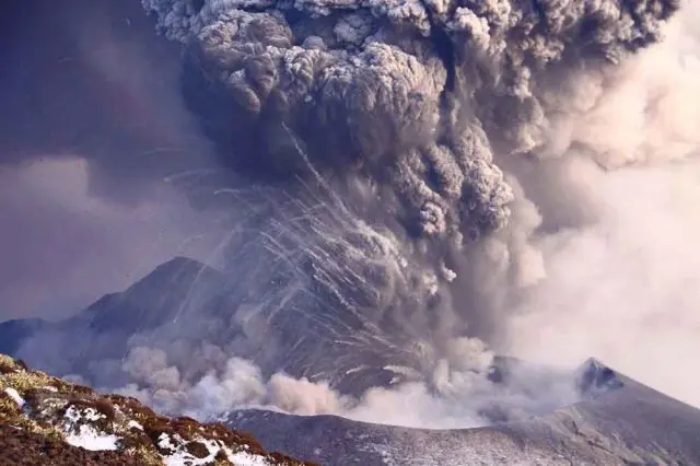 Shinmoedake, Mt. Kirishima, erupted in January 2011 
Photo Credit: Kirishima Geopark Council Office (photo by Takeharu Nagatomo)