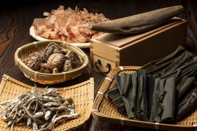 出汁の材料となる昆布・カツオ・干しシイタケ・煮干し