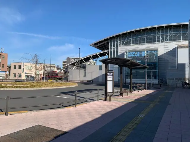 무기의 집에서 돌아온 키누가 내린 「도비타큐역 남쪽 출구 버스정류장」