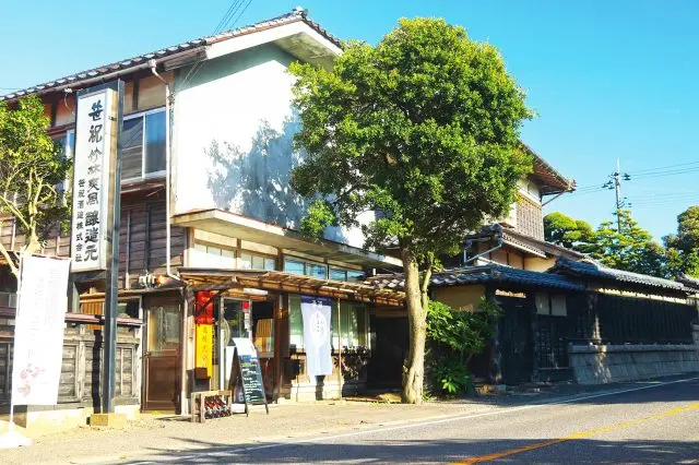 The venerable brewery's sake cellar has great quaintness!