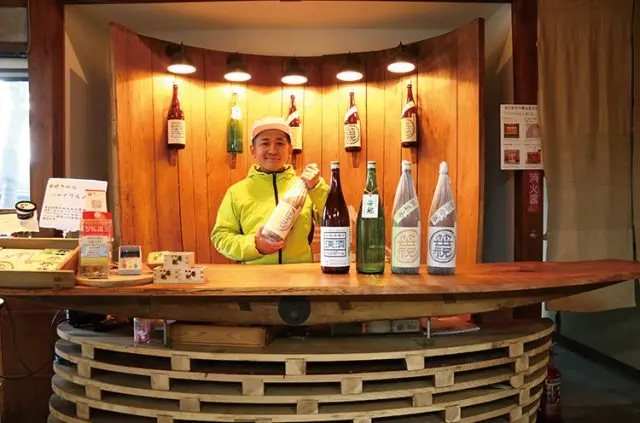 Tasting sake while listening to the commentary is impressive!