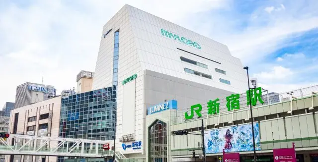 位于小田急新宿站南口正上方，女性时尚为中心的购物天国