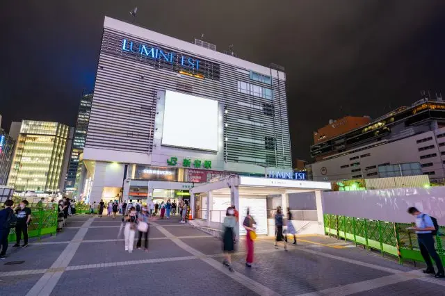 从新宿站东口出站即达，购物和用餐都很方便的商业设施