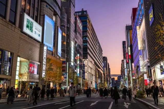 银座的街道充满着高雅沉稳的氛围