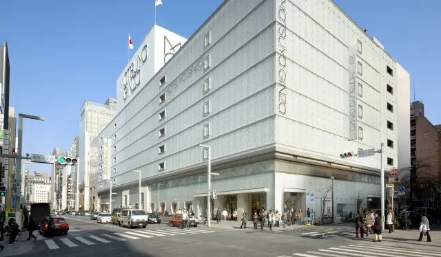 在伴随着银座的历史进程而发展的老字号百货公司享受购物时光