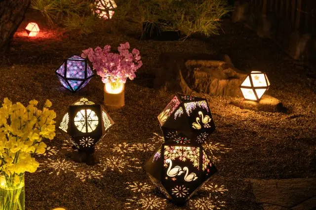 "Kiriko Akari", a beautiful bonbori lantern with fine and elegant patterns, is lit from 6:00 pm to around 9:00 pm.