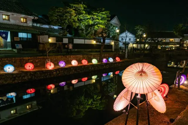 A scene from "Kurashiki Haruyoi Akari".
The warm colors that match the Kurashiki Bikan Historical Quarter, including the colorful Japanese umbrellas, are an attractive feature of this event.