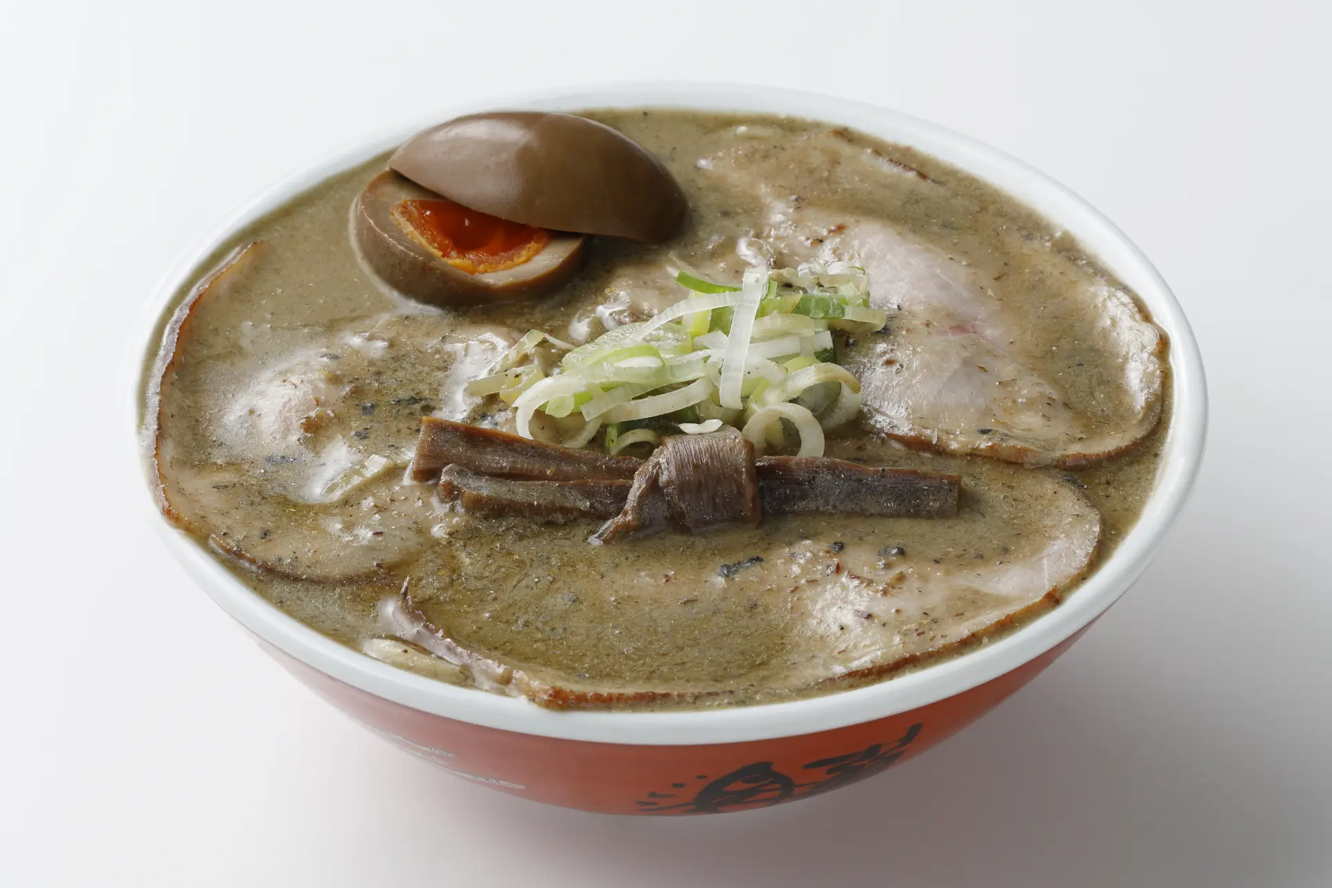 煮干ラーメンのイメージを覆す看板メニューのこいくち煮干(コク照り完熟玉子入り)