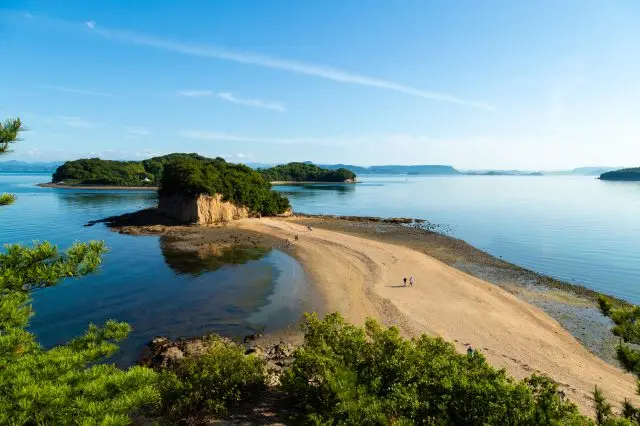 在退潮时才会现身的浪漫砂洲小径，是知名的恋人之圣地。