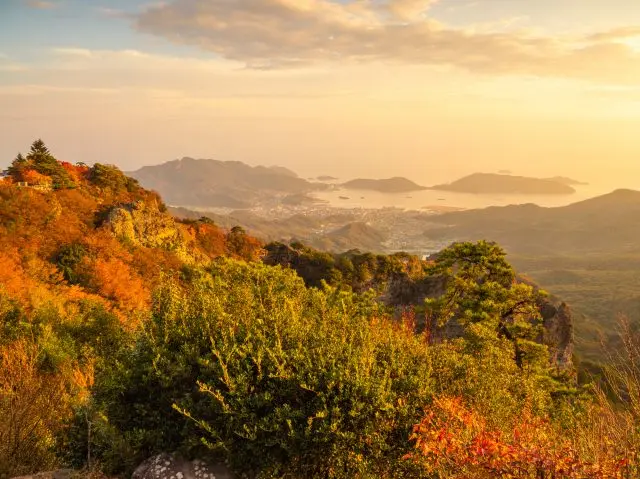 傍晚天色转为火红的寒霞溪