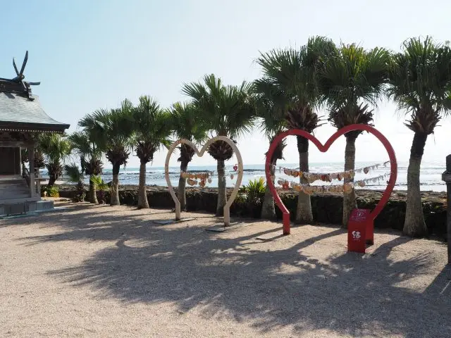 The grounds are dotted with heart-shaped monuments and other photo spots popular among women who wish for romantic fulfillment.