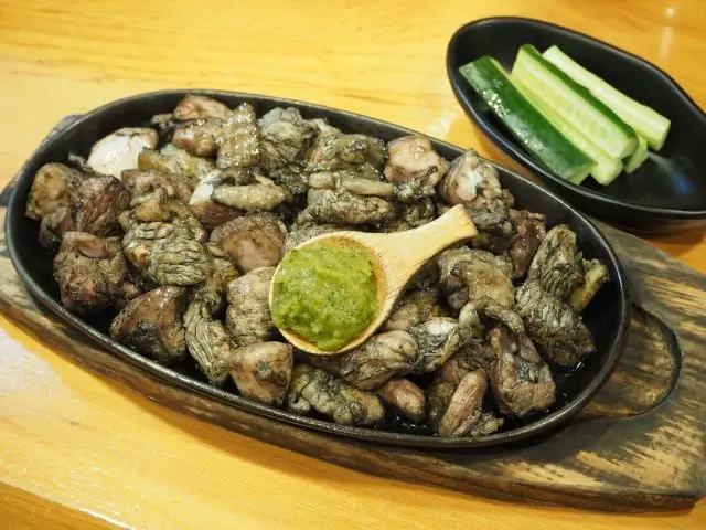 The charcoal-grilled Jitokko chicken has a flavor that spreads as you chew.