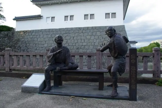 Bronze statues of Yaji and Kita, the main characters of the novel, stand in front of Sumpu Castle Park in Shizuoka City